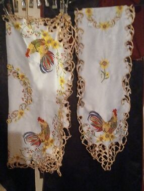 Embroidered Rooster Table Runner Set in White and Yellow